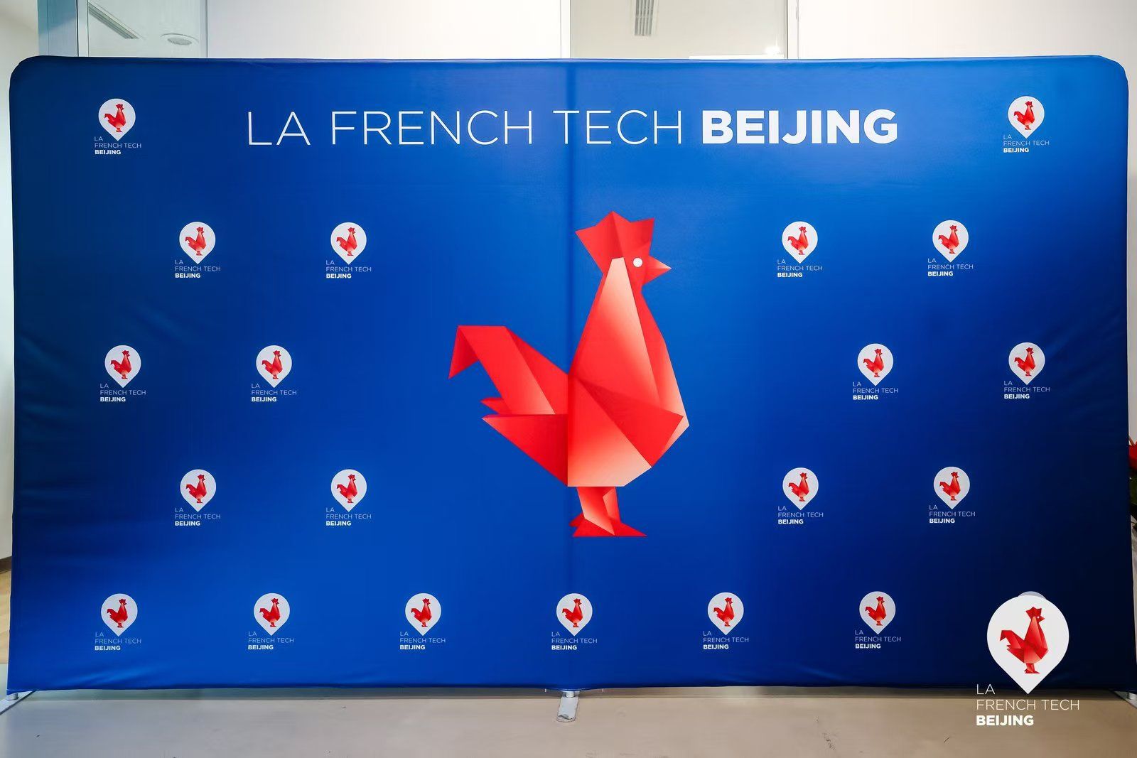 Bannière bleue La French Tech Beijing avec le coq origami